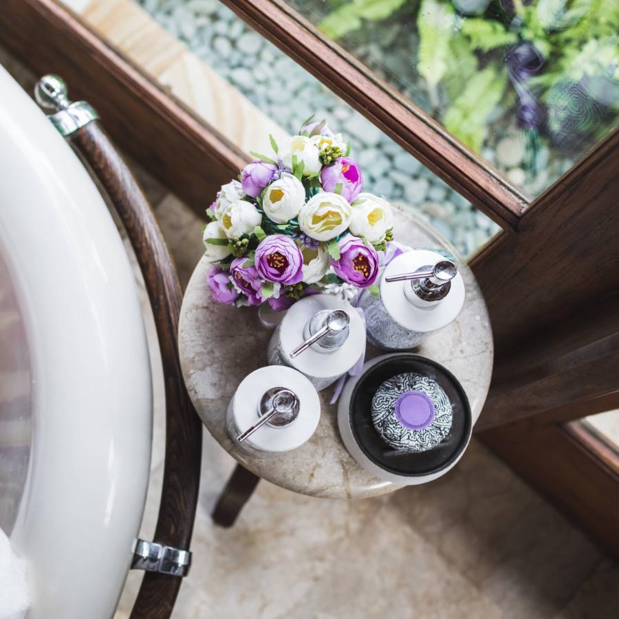 No va ideas homes bath tube with tropical flowers spa relaxation 2024 09 22 21 31 16 utc.jpg